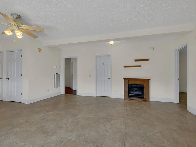 7506 Sleepy Hollow Rd — Photo 12