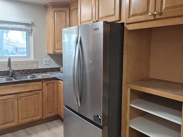 4890 Castlewood Dr — Photo 2