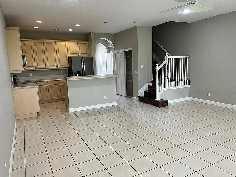 404 SE Bloxham Way — Photo 3