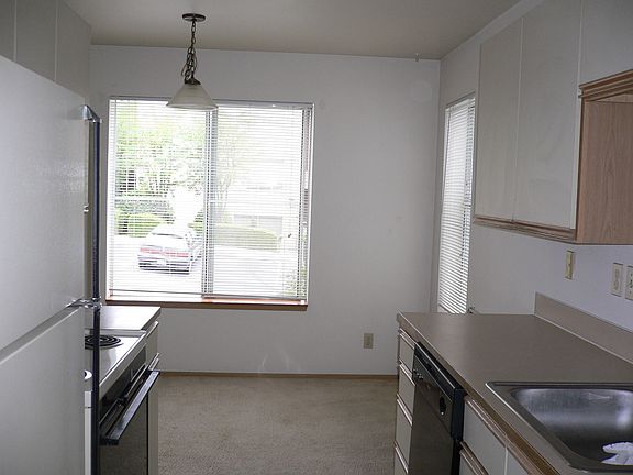 4th image of 12054 Roosevelt Way NE APT B202