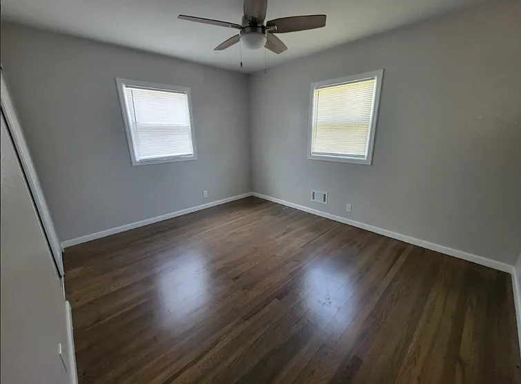 Cute 5 Bedroom 2 Bath House Located in Washington Local School District — Photo 4