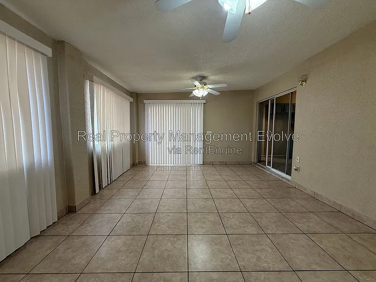 513 E Wickieup Ln — Photo 17