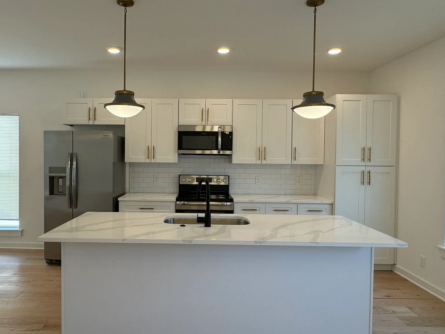 4 bed, 2.5 bath, 1834 sqft, $2,450 — Photo 2