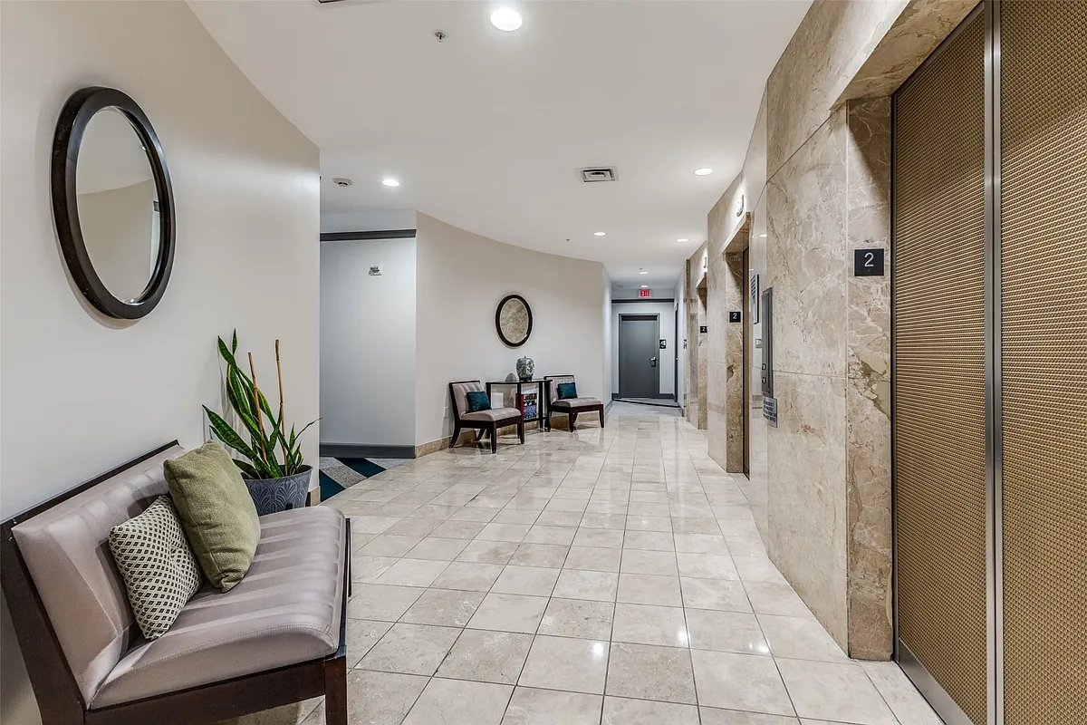 Building Photo - 1505 Elm St #204