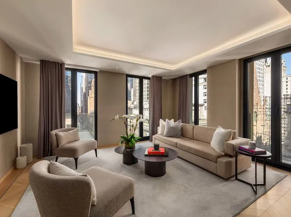 685 5th Ave #19A, New York, NY 10022