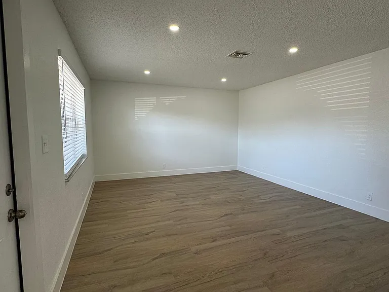 1409-1413 N Dixie Highway | 899 #1041-1045 — Photo 11