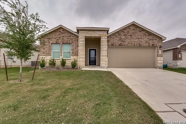 4 bed, 3.0 bath, 2304 sqft, $2,200 — Photo 1
