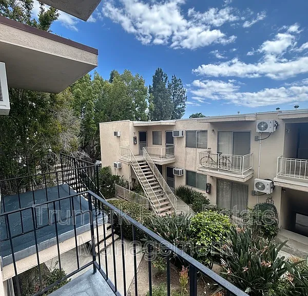 321 E Tujunga Ave #J — Photo 2