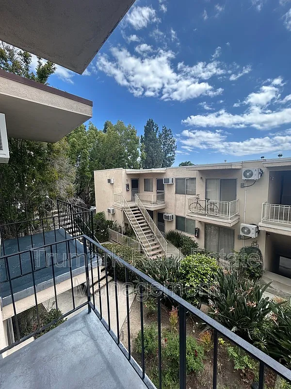 Building Photo - 321 E Tujunga Ave #J