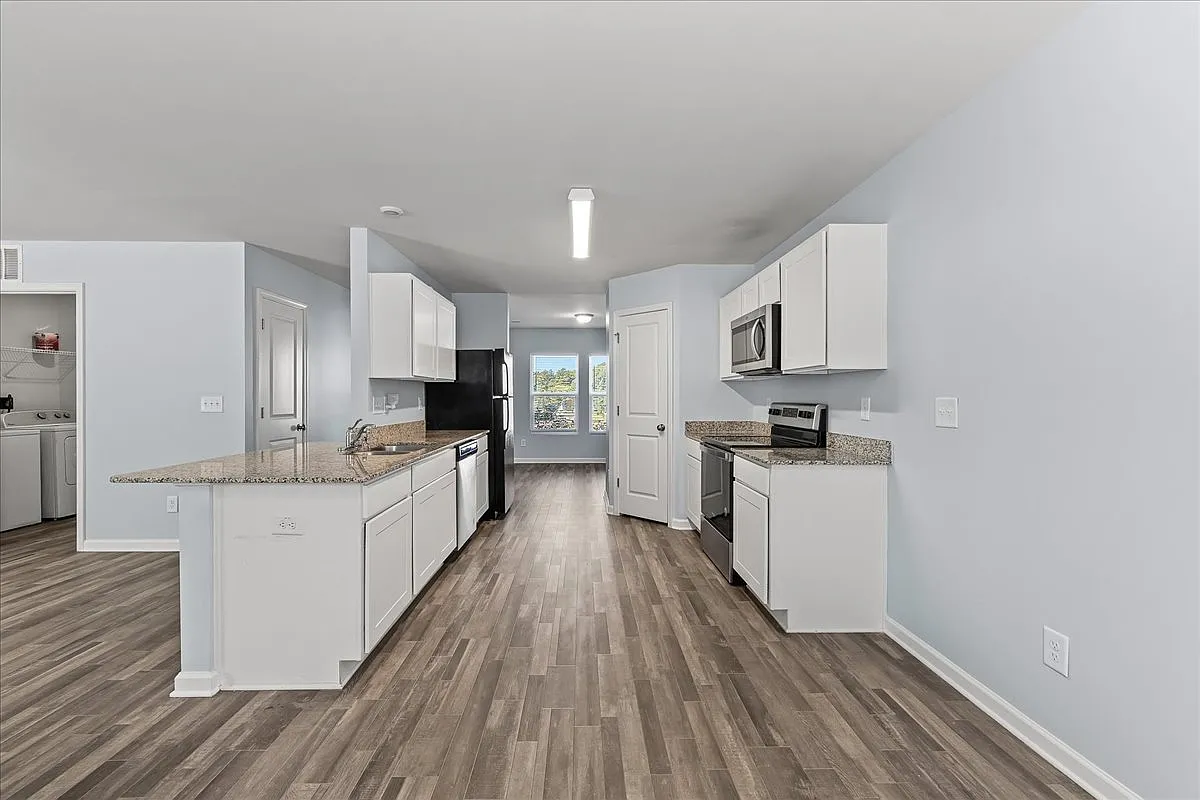 5 bed, 2268 sqft, $2,300 — Photo 2