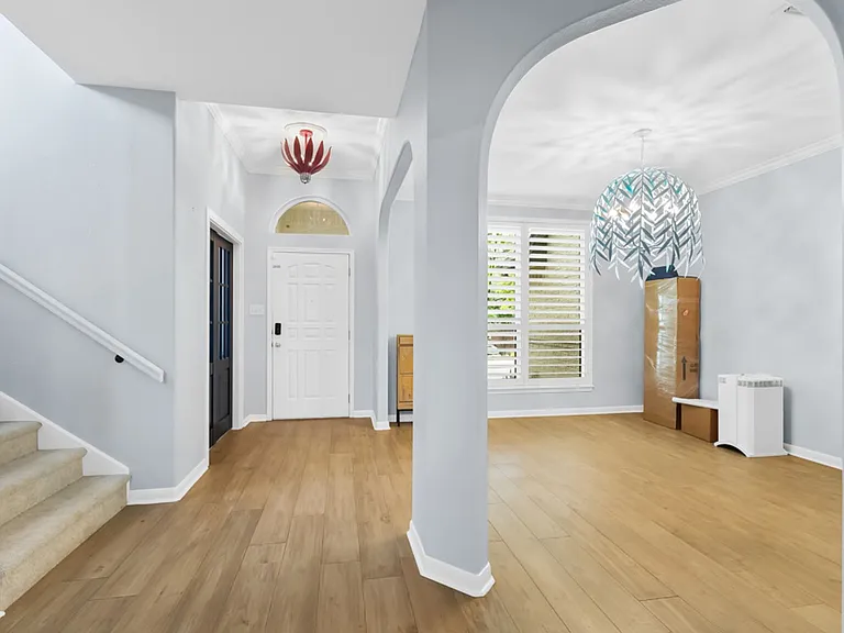 1318 Barton Crk — Photo 4