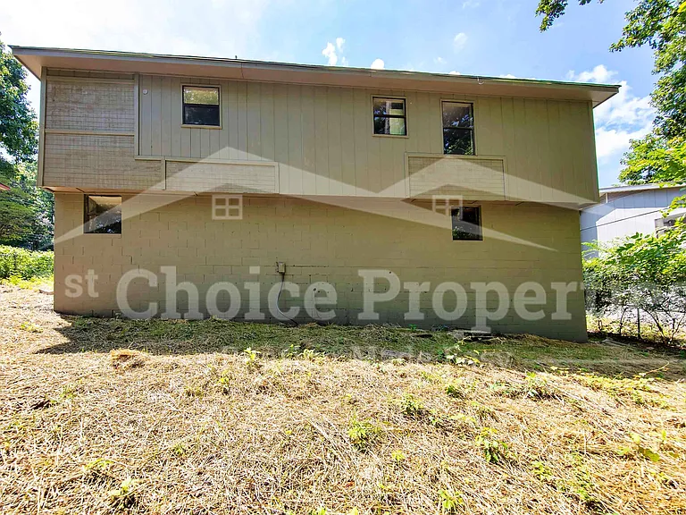 3142 Sleepy Hollow Dr — Photo 3