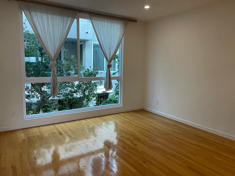 311 Montana Ave #204 — Photo 4