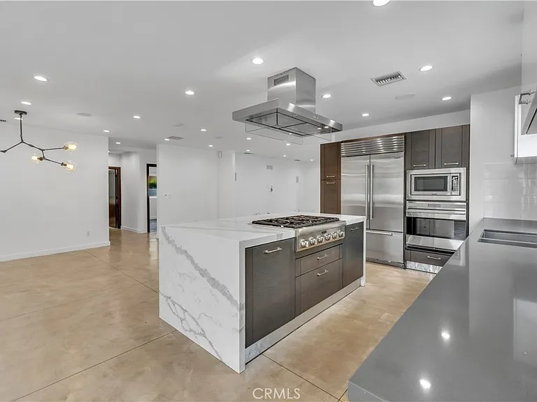 4925 Nagle Ave — Photo 7