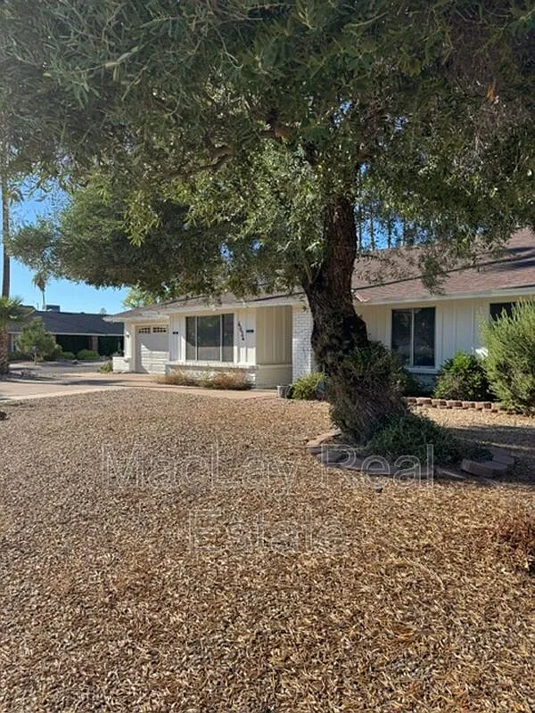 3 bed, 2.0 bath, 1936 sqft, $2,600 — Photo 2
