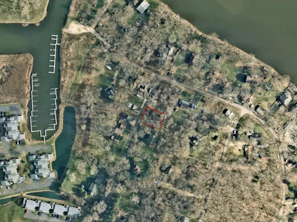 39175 N West End Dr, Spring Grove, IL 60081