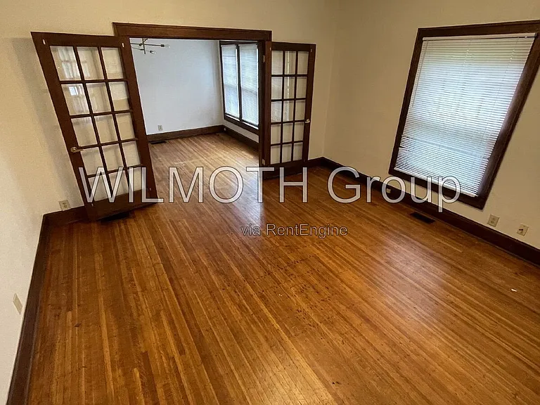 537 E 11th St #1 — Photo 3