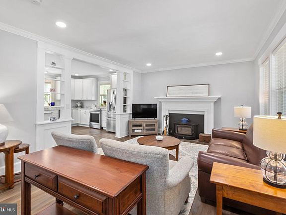 4th image of 812 Mercer St