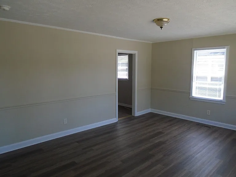 517 Albany St — Photo 3