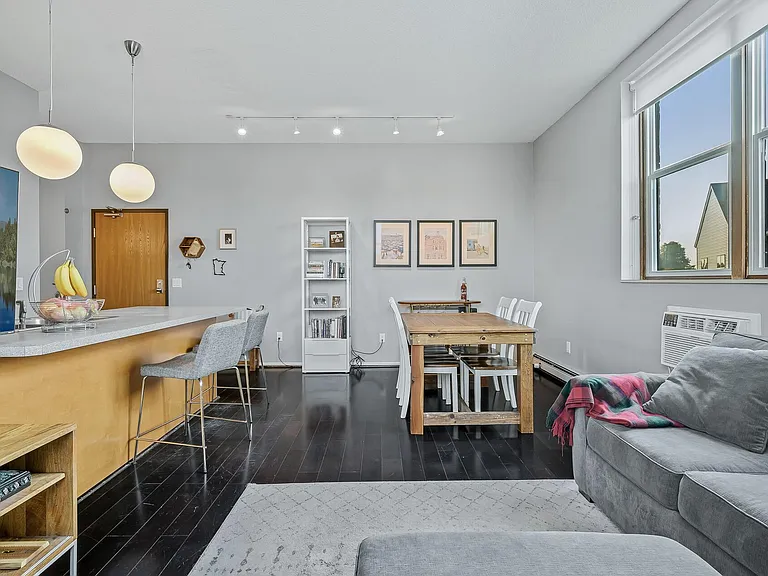215 7th St NE #301 — Photo 3