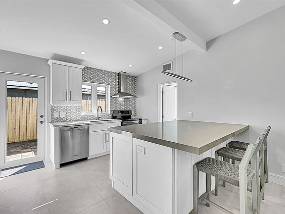 4th image of 441 SE 14th Avenue