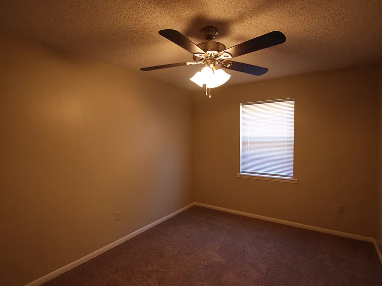 800 Rhodes Dr — Photo 16