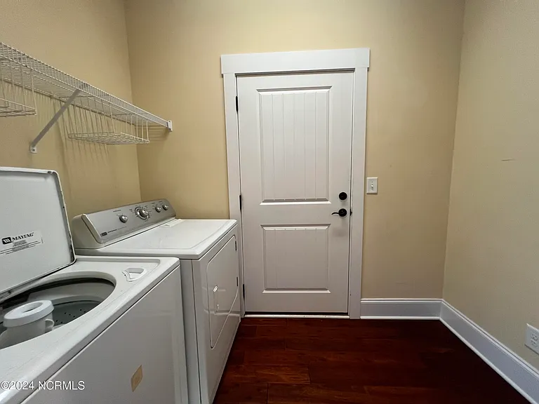 1211 Daisy Ct — Photo 21