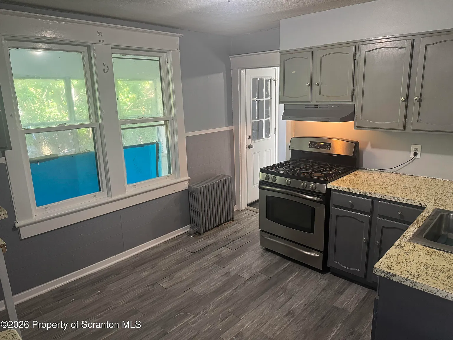 4 bed, 1.0 bath, 841 sqft, $1,650 — Photo 2