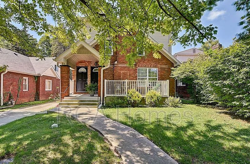 2 bed, 1.0 bath, $850 — Photo 2