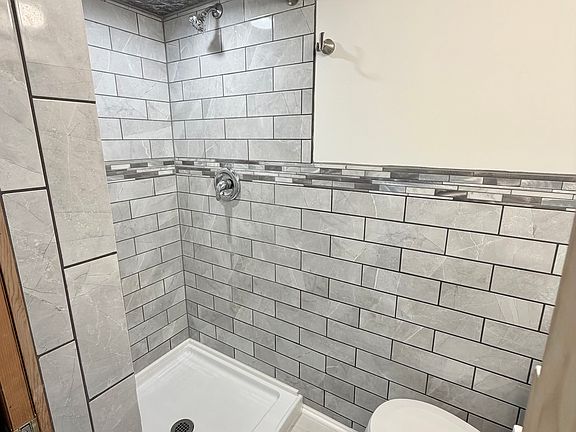 Bathroom (downstairs)