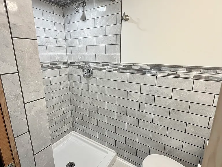 Bathroom (downstairs)