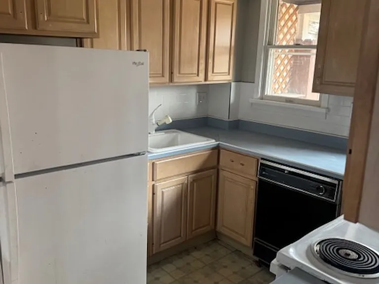 814 Vankirk St — Photo 3