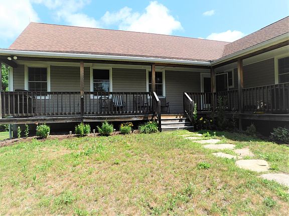 L-Shaped Front Porch - Just bring your chairs!