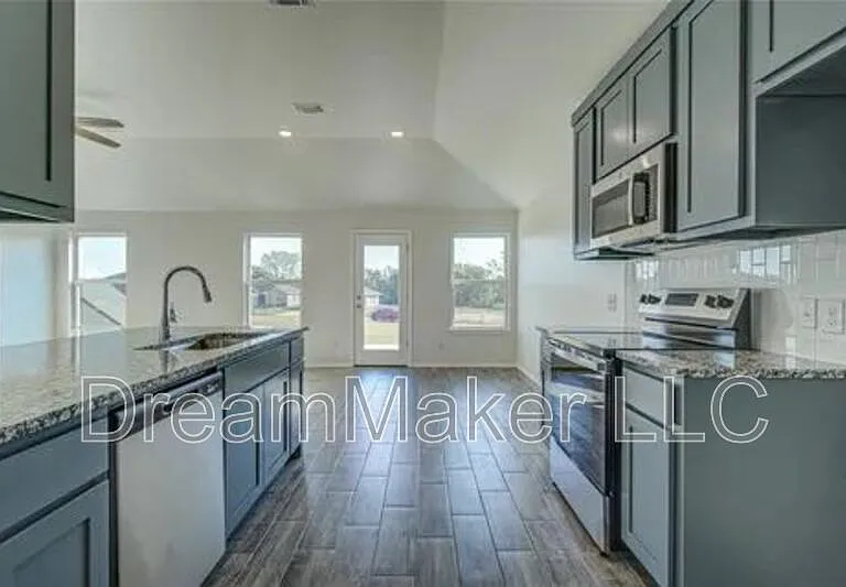 2405 S 28th Ter — Photo 14