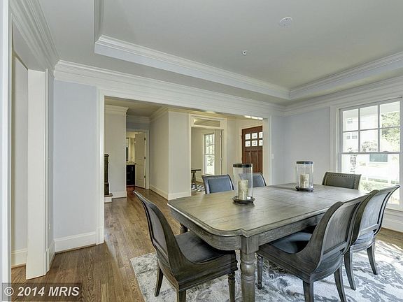 3rd image of 9916 Dickens Ave