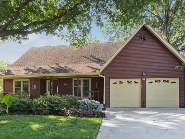 9415 W 116th Ter, Overland Park, KS 66210