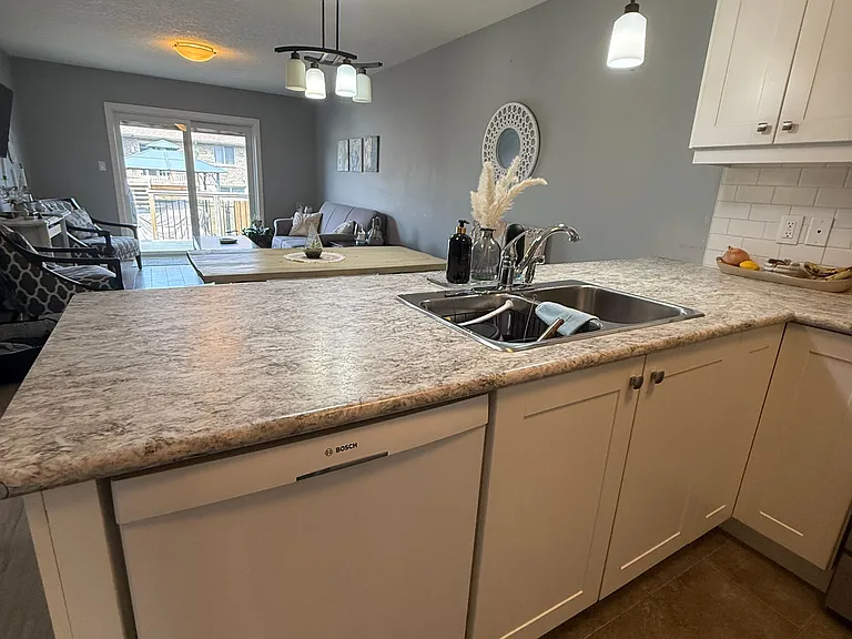 5 McIntosh Cres — Photo 9