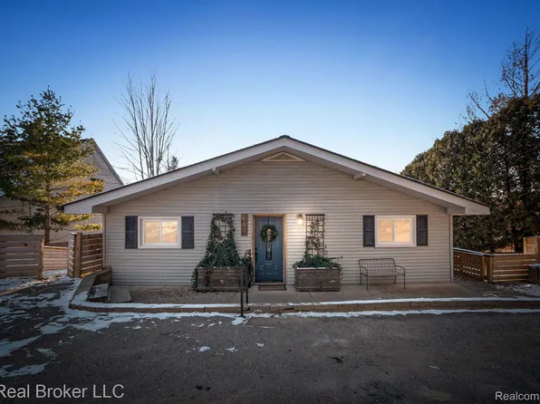 659 Hillwood Dr, White Lake, MI 48383