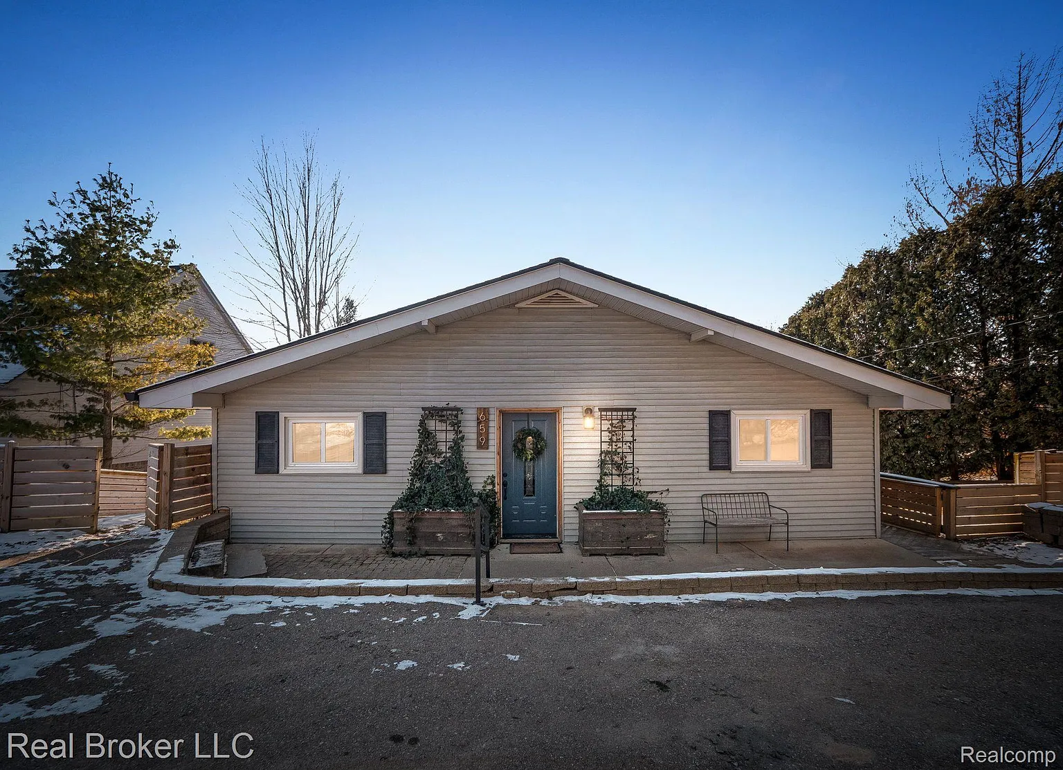659 Hillwood Dr photo 1