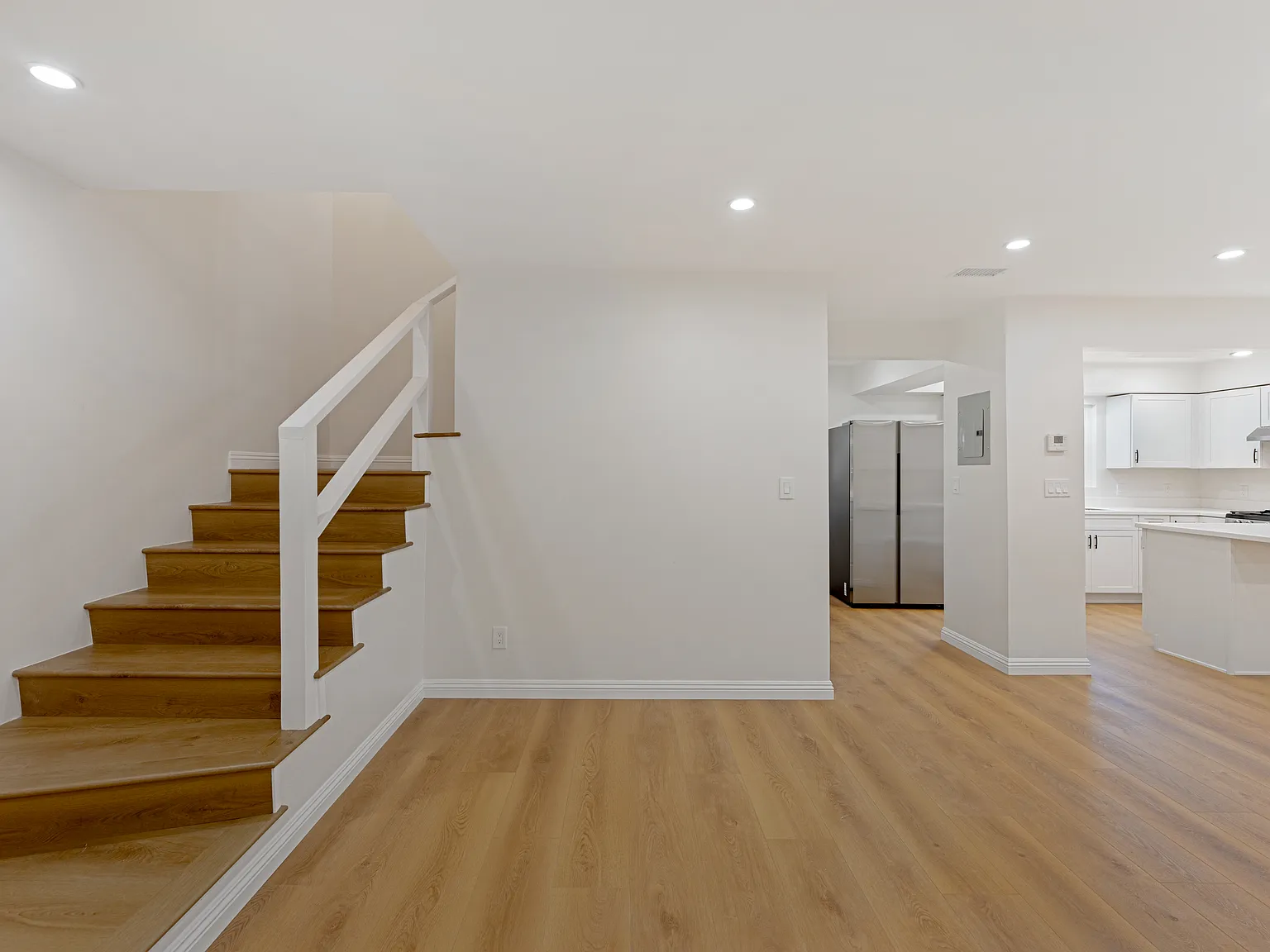 3 bed, 1.5 bath, 800 sqft, $2,000 — Photo 3
