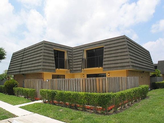 2 Bed 2 1/2 Bath Townhouse