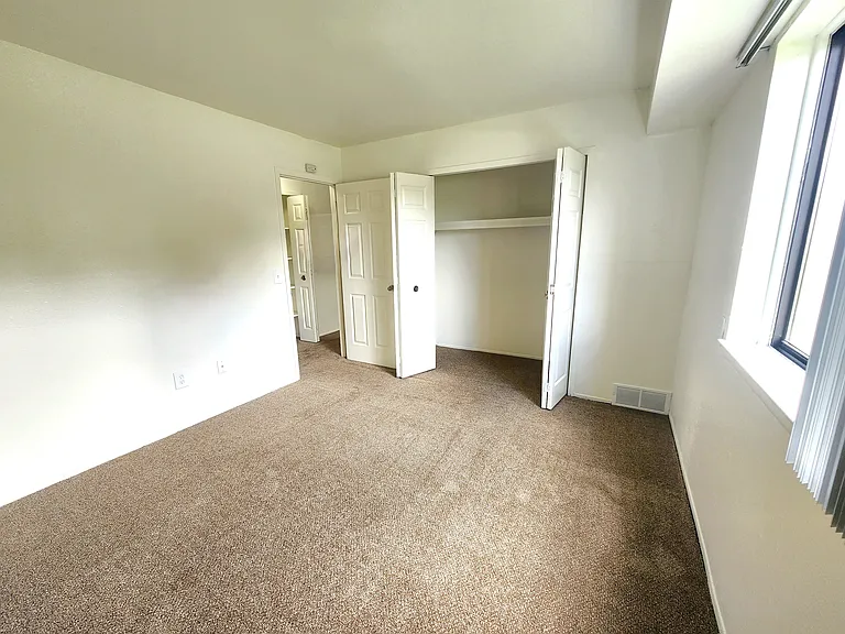 Windsor Place Apartments — Photo 31