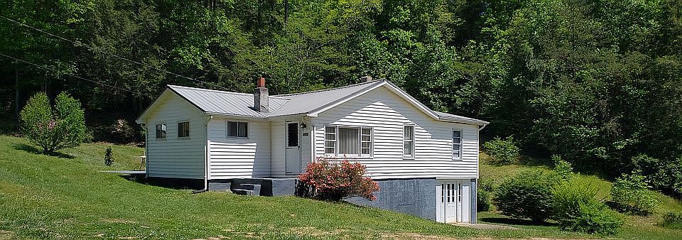 2.2 Acres Lovely Vintage 3br