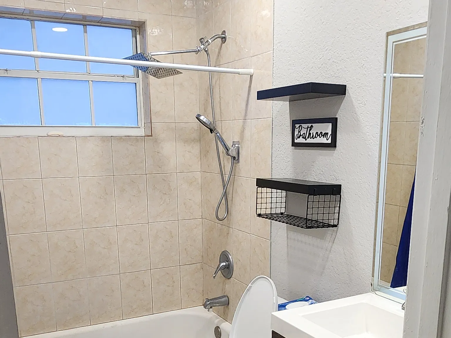 2 bed, 1956 sqft, $2,400 — Photo 4