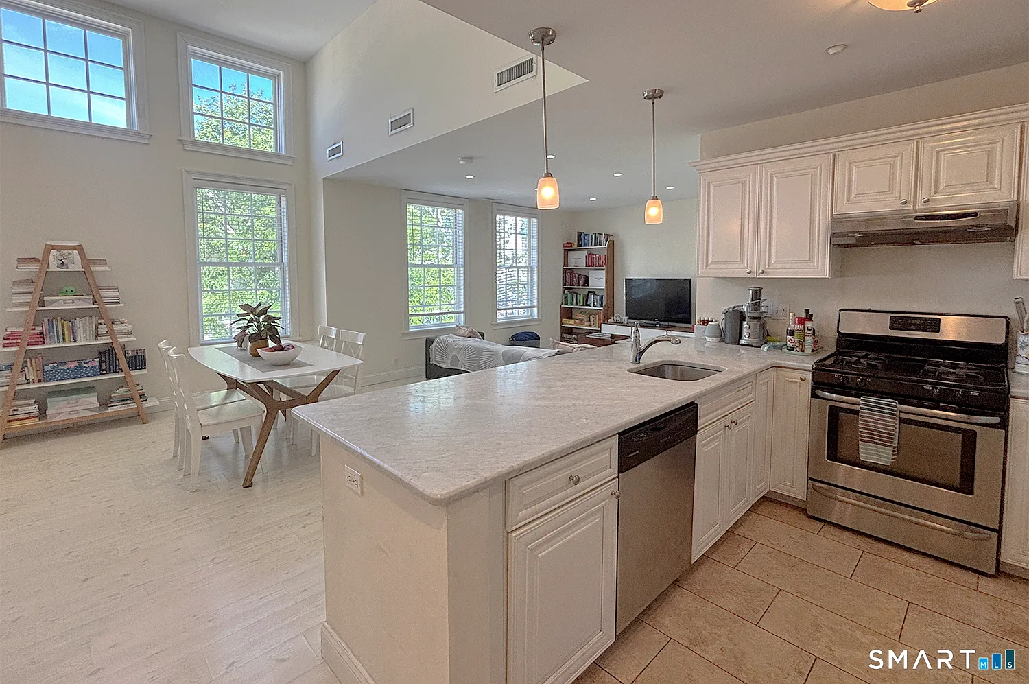 1 bed, 1.0 bath, 900 sqft, $4,000 — Photo 1