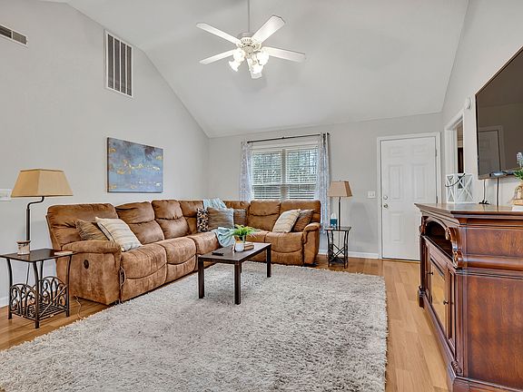 5th image of 102 Bungalow Ct