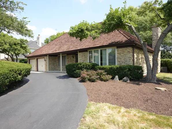 2S631 Avenue Latour, Oak Brook, IL 60523