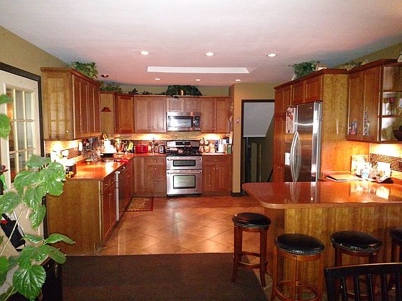 2nd image of 6852 Park Ln.