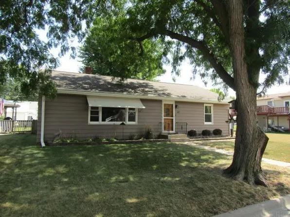 627 N 2nd St, Guttenberg, IA 52052