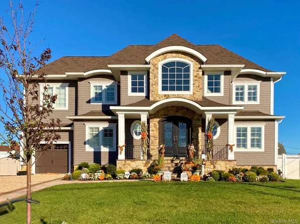 141 Sequams Lane W, West Islip, NY 11795